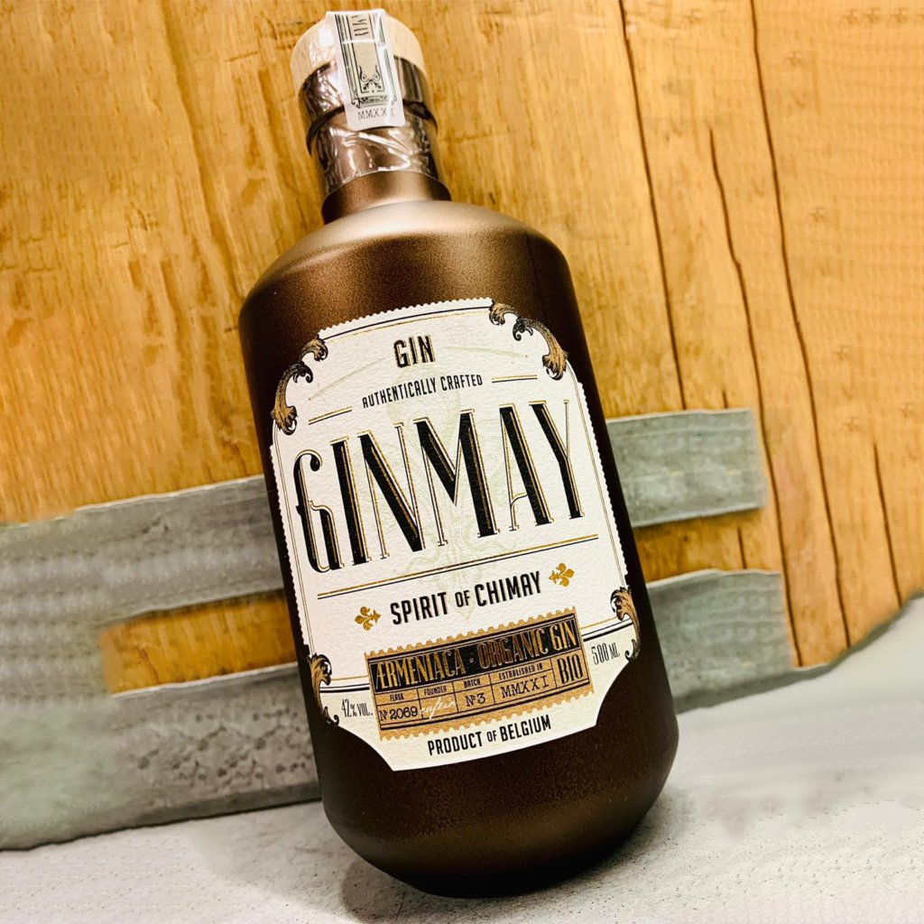 Bouteille de Ginmay, gin biologique artisanal de la région de Chimay, Belgique.