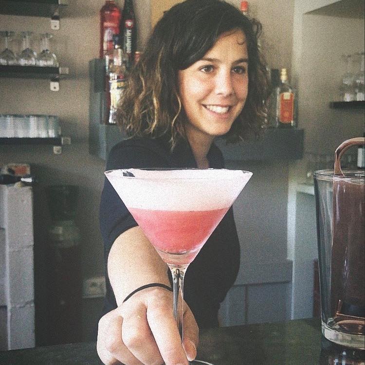 Elena Monteroso, de la distillerie El Monte, servant un cocktail dans un verre à martini.