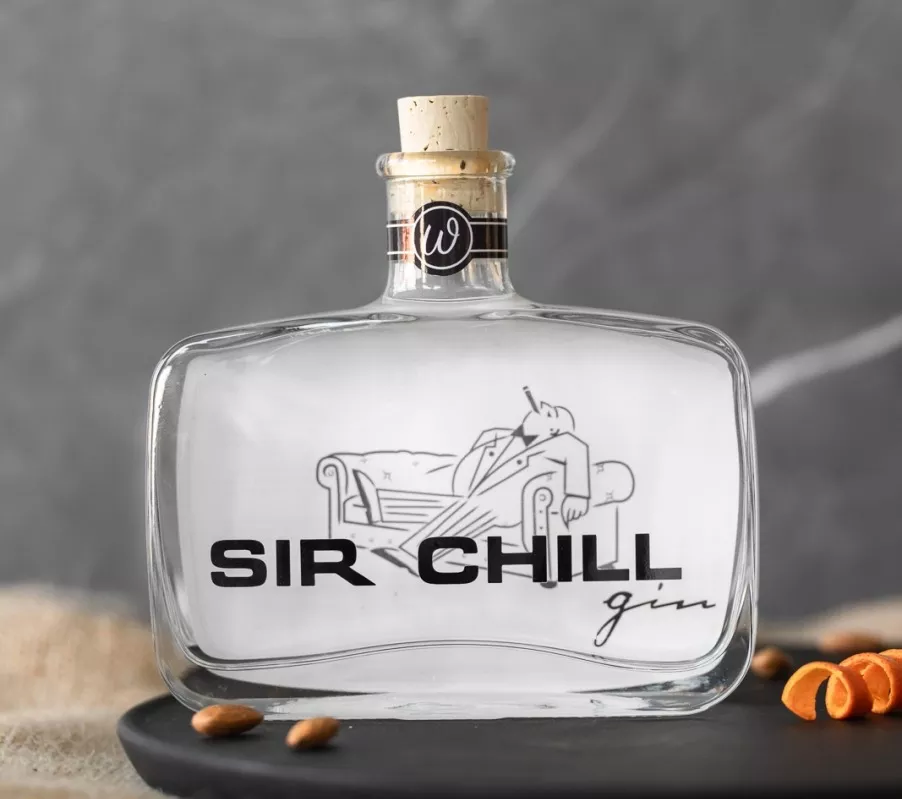 Bouteille de Sir Chill Gin, gin artisanal au design unique avec bouchon en liège.